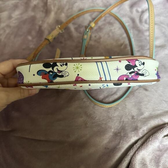 Dooney & Bourke Disney WDW Marathon 2015 Crossbody Dopey Mickey Hard To Find - Picture 9 of 9